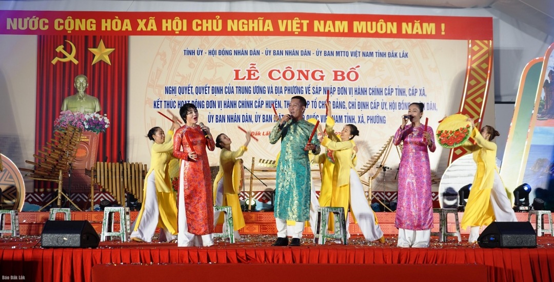 Tiết mục “Nhớ thương câu hát Bài chòi” đến từ Nhà hát Ca múa nhạc Dân gian Sao Biển