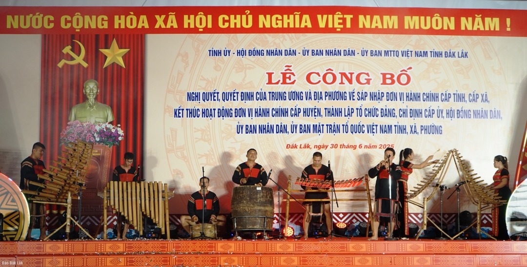 Hòa tấu Nhạc cụ dân tộc Chùm rễ gió, biểu diễn Tốp Nhạc cụ dân tộc - Đoàn Ca múa Dân tộc Đắk Lắk.