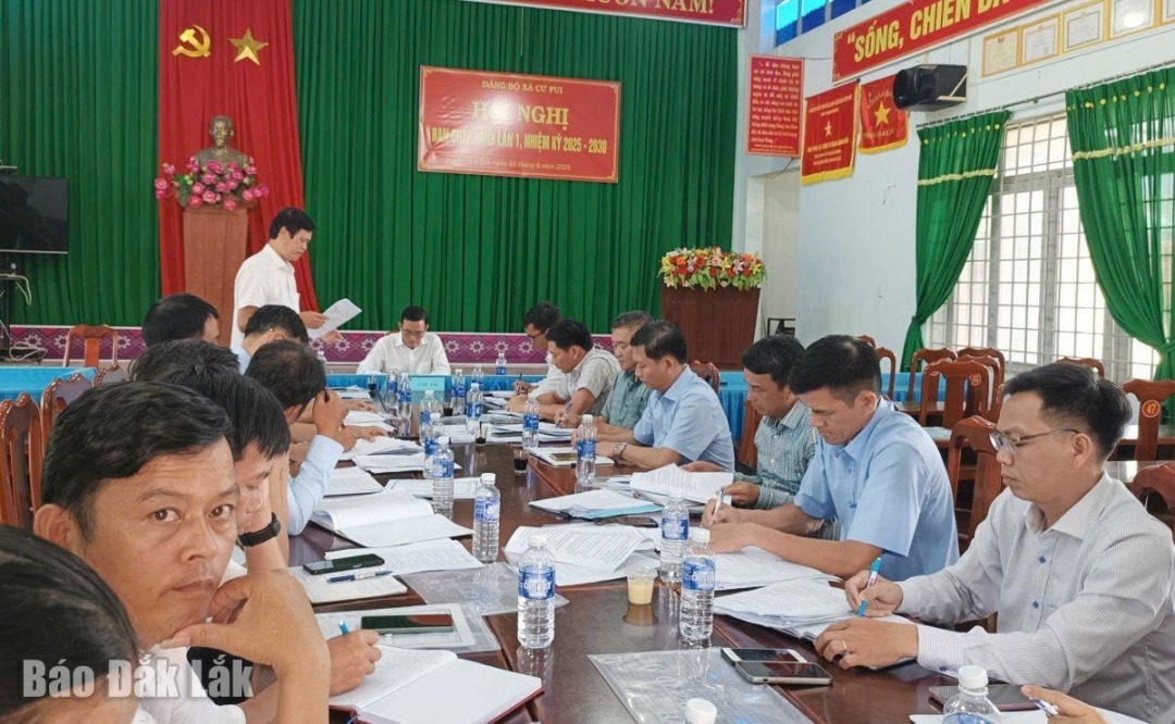 Cuộc họp Ban Chấp hành Đảng bộ xã Cư Pui lần 1 diễn ra trong ngày vận hành thử mô hình chính quyền địa phương hai cấp.