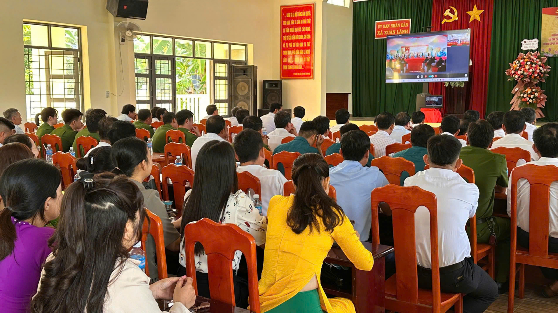 Đông đảo cán bộ và người dân tham dự tại điểm cầu UBND xã Xuân Lãnh. Ảnh: NGỌC HÂN