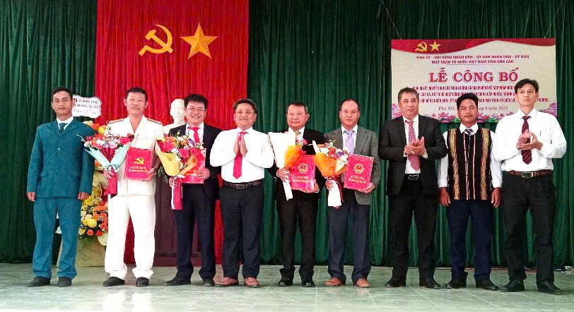 Trao quyết định cho Ban Chấp hành Đảng bộ xã Phú Mỡ mới. Ảnh: CTV