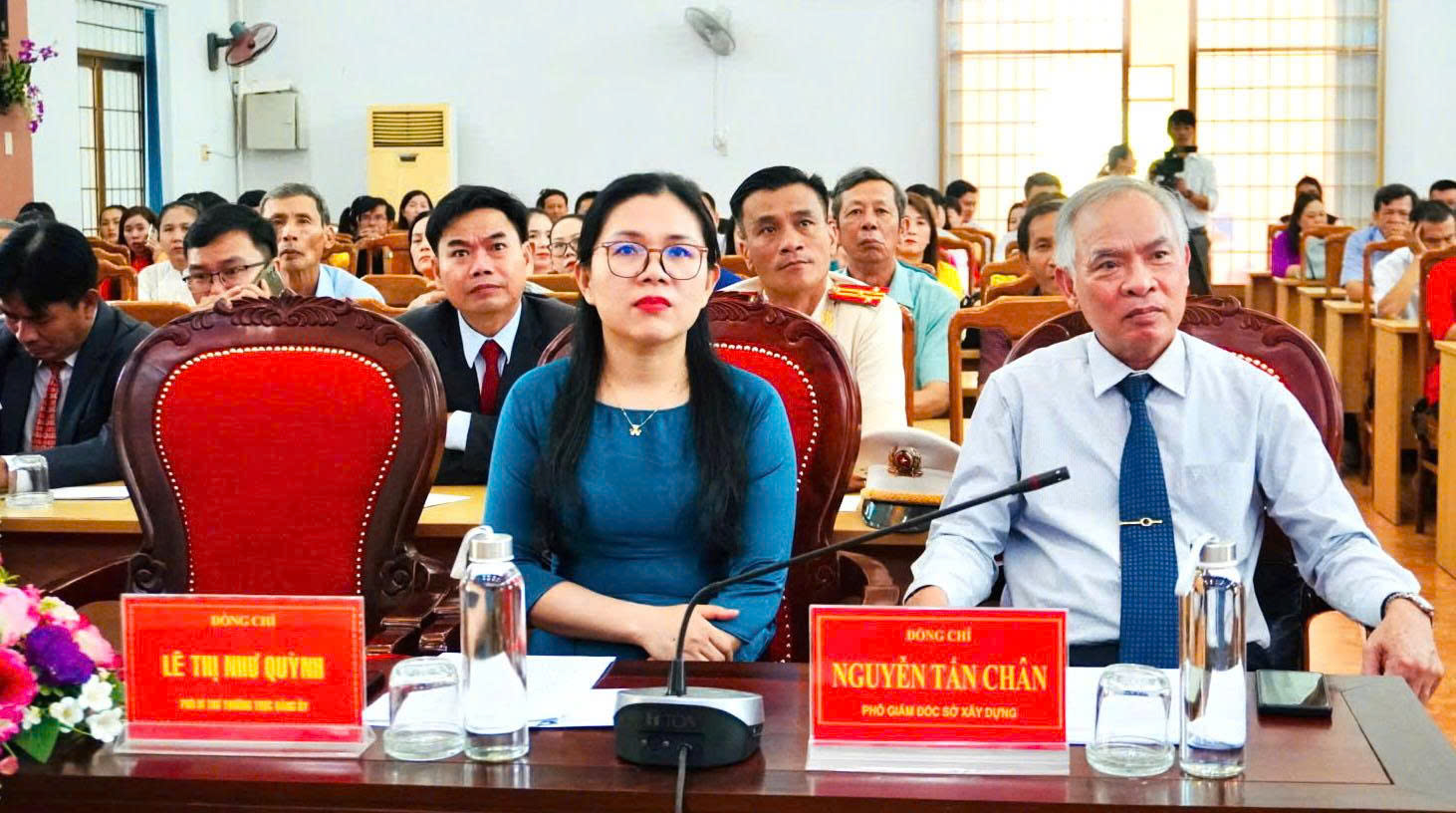 Cán bộ và người dân xã Đồng Xuân đến dự để xem cầu truyền hình trực tiếp phát sóng lễ công bố các nghị quyết, quyết định của Trung ương, của tỉnh về sắp xếp tổ chức bộ máy và đơn vị hành chính của tỉnh Đắk Lắk. Ảnh: BẢO TRÂM
