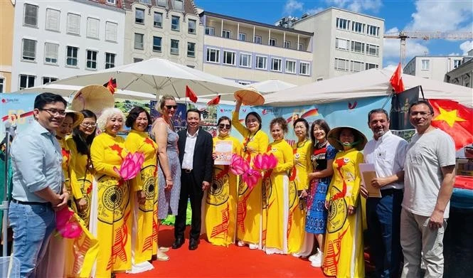 Vietnamese and German officials are with overseas Vietnamese in Augsburg city, Bavaria state, Germany. Photo: VNA