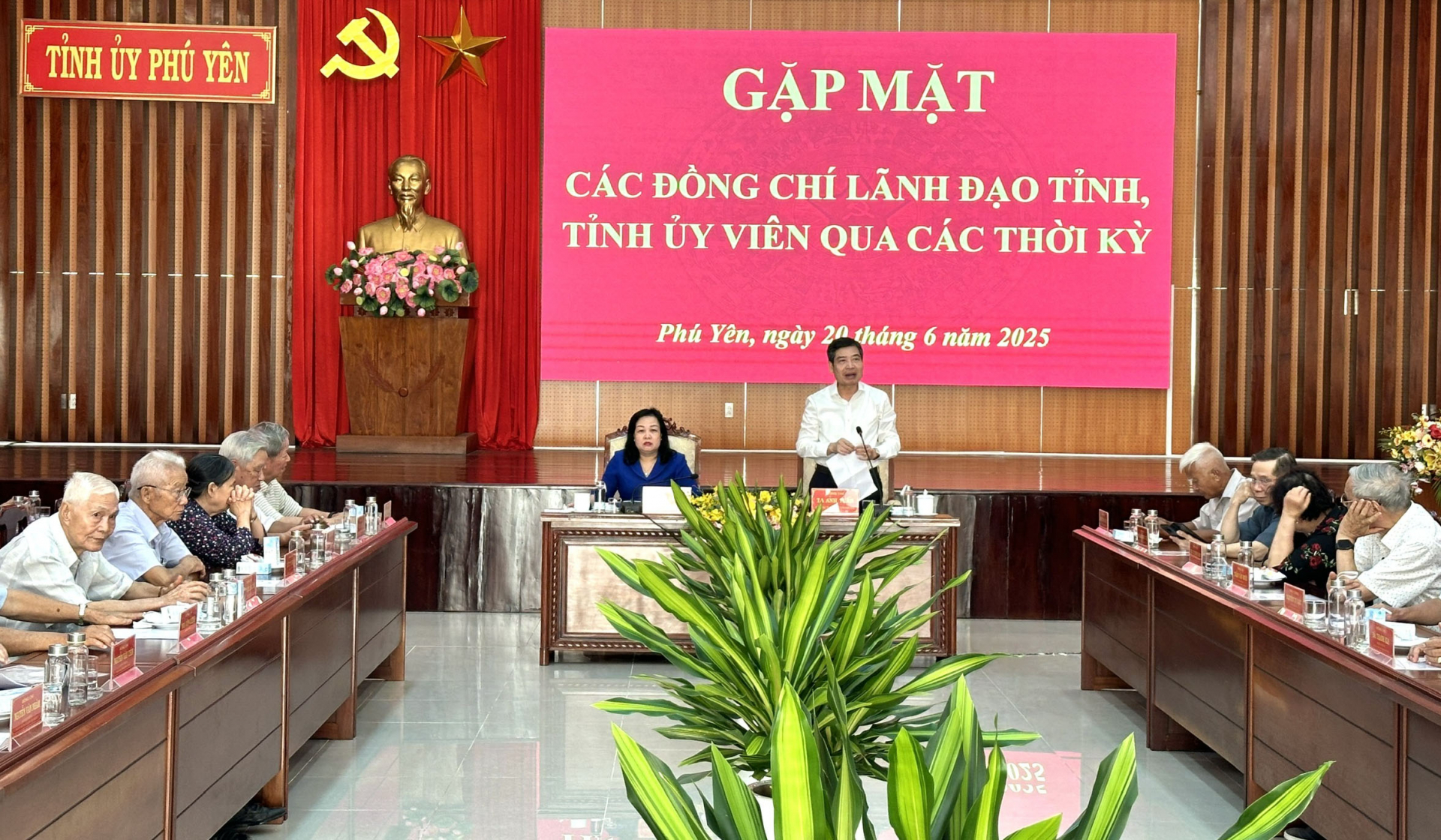 Đồng chí Tạ Anh Tuấn, Phó Bí thư Tỉnh ủy, Chủ tịch UBND tỉnh phát biểu tại buổi gặp mặt. Ảnh: TRẦN QUỚI