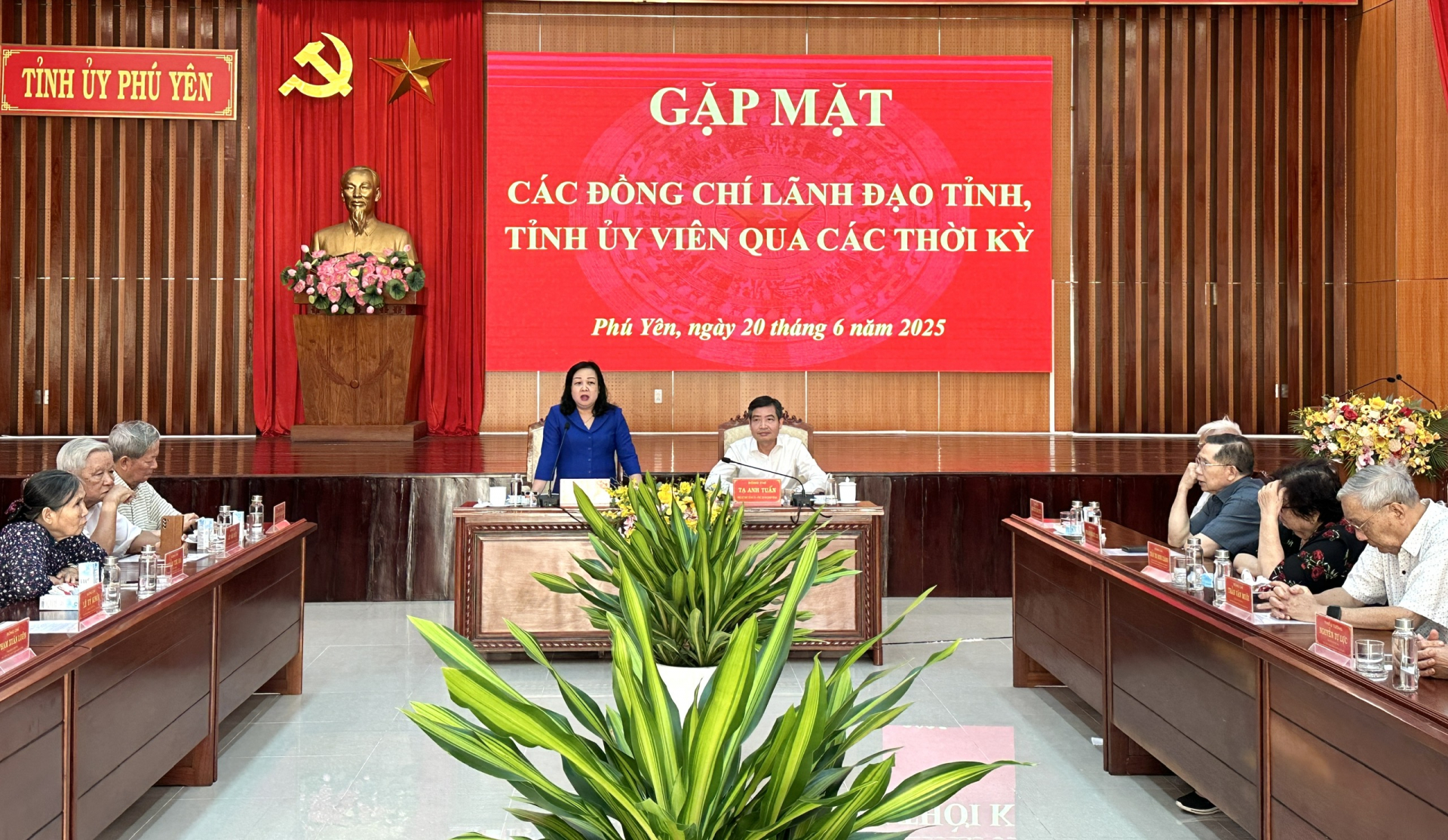 Đồng chí Cao Thị Hòa An, Bí thư Tỉnh ủy, Chủ tịch HĐND tỉnh phát biểu với các đồng chí lãnh đạo tỉnh, Tỉnh ủy viên qua các thời kỳ. Ảnh: TRẦN QUỚI
