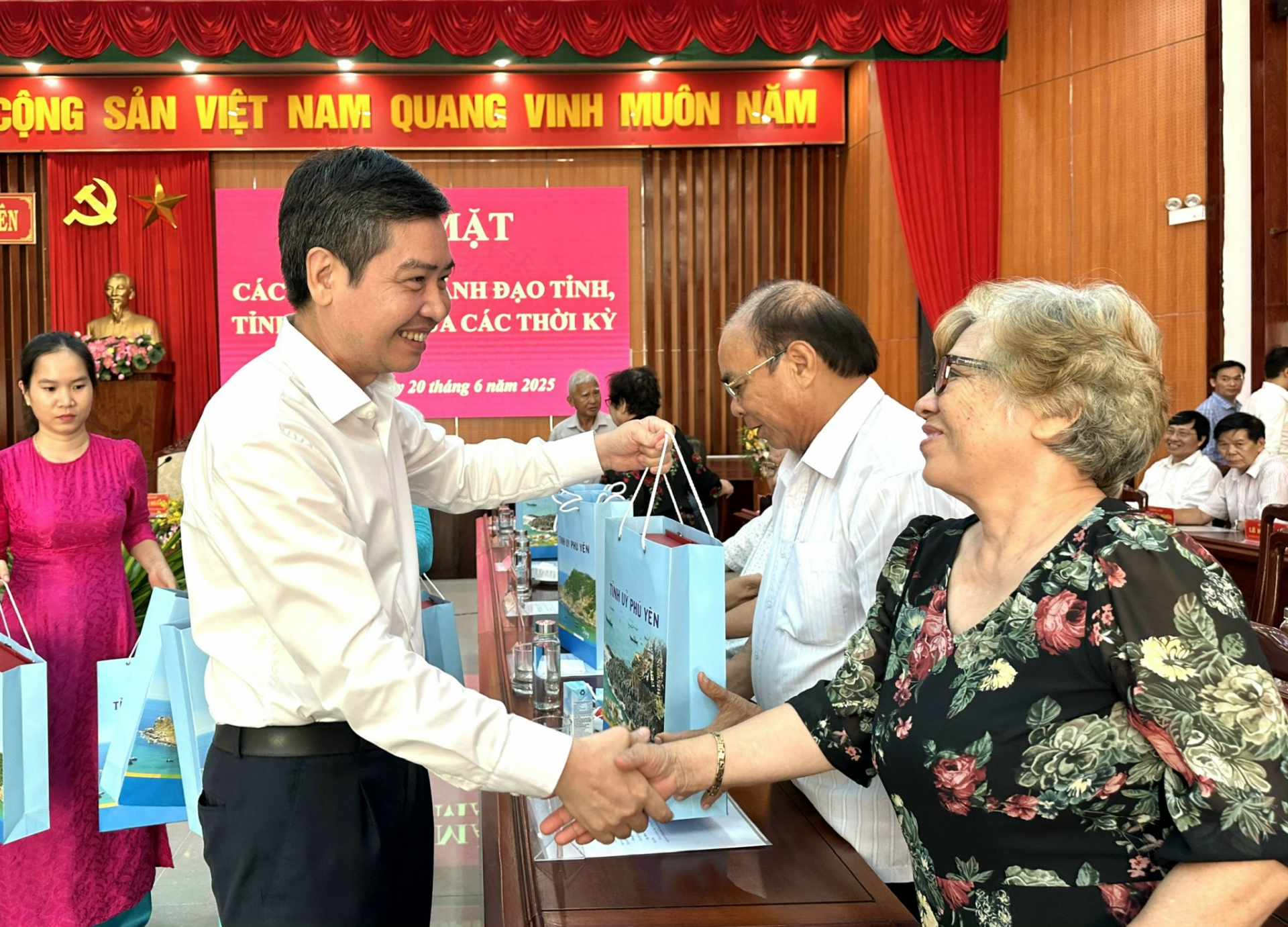 Đồng chí Tạ Anh Tuấn, Phó Bí thư Tỉnh ủy, Chủ tịch UBND tỉnh trao quà đến các đại biểu tại buổi gặp mặt. Ảnh: TRẦN QUỚI