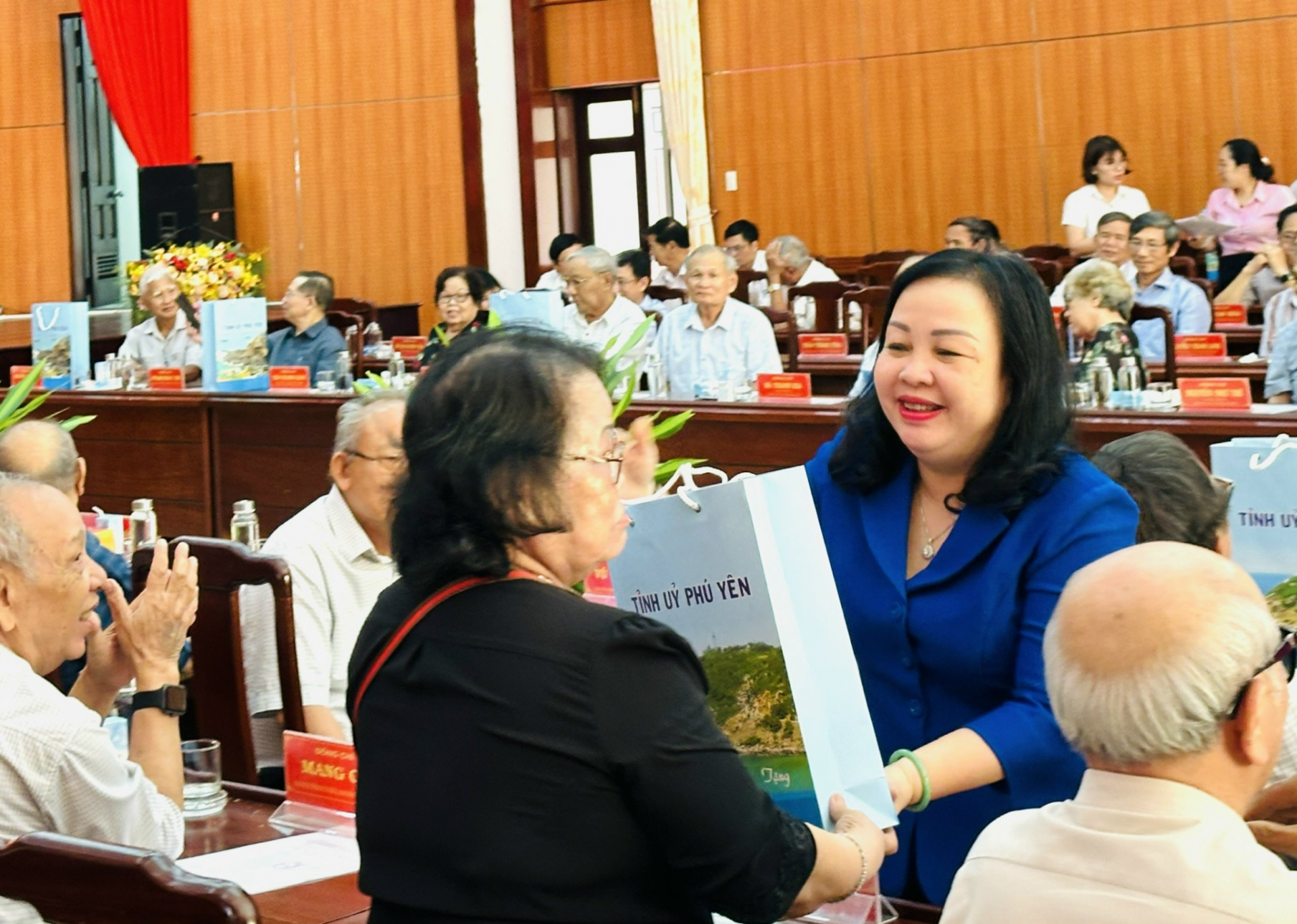 Đồng chí Cao Thị Hòa An, Bí thư Tỉnh ủy, Chủ tịch HĐND tỉnh trao quà đến các đại biểu tại buổi gặp mặt. Ảnh: TRẦN QUỚI