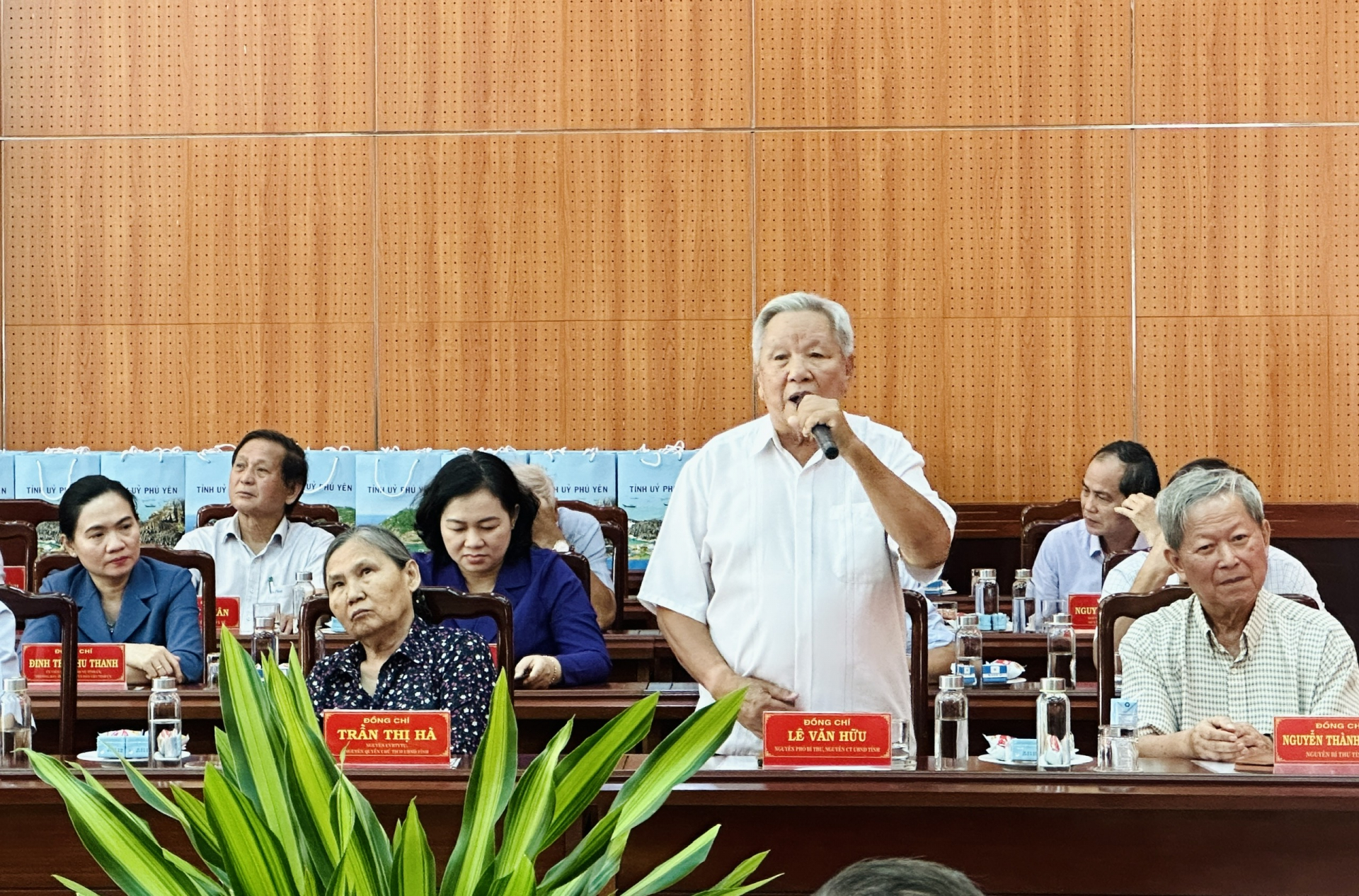 Đồng chí Lê Văn Hữu, nguyên Chủ tịch UBND tỉnh phát biểu tại buổi gặp mặt. Ảnh: TRẦN QUỚI