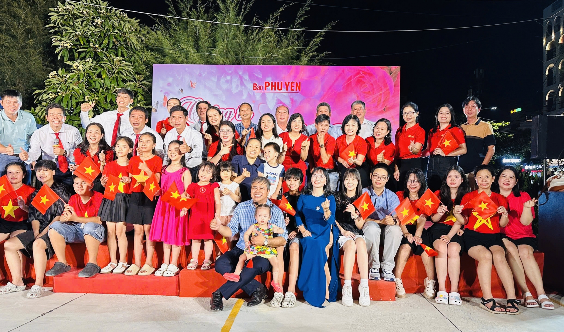 Tổng Biên tập Báo Phú Yên (cũ) Nguyễn Khánh Minh, Phó Tổng biên tập Báo Phú Yên (cũ) Phạm Thị Minh Nguyệt chụp ảnh lưu niệm cùng gia đình các thành viên Phòng Phóng viên trong một hoạt động gắn kết do cơ quan tổ chức, chủ đề Chúng ta là một gia đình. Ảnh: PV   