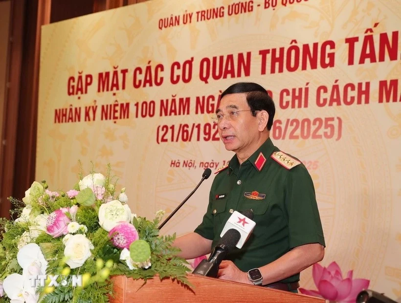 Politburo member, Vice Secretary of the Central Military Commission, and Minister of National Defence Gen. Phan Van Giang speaks at the meeting. Photo: VNA