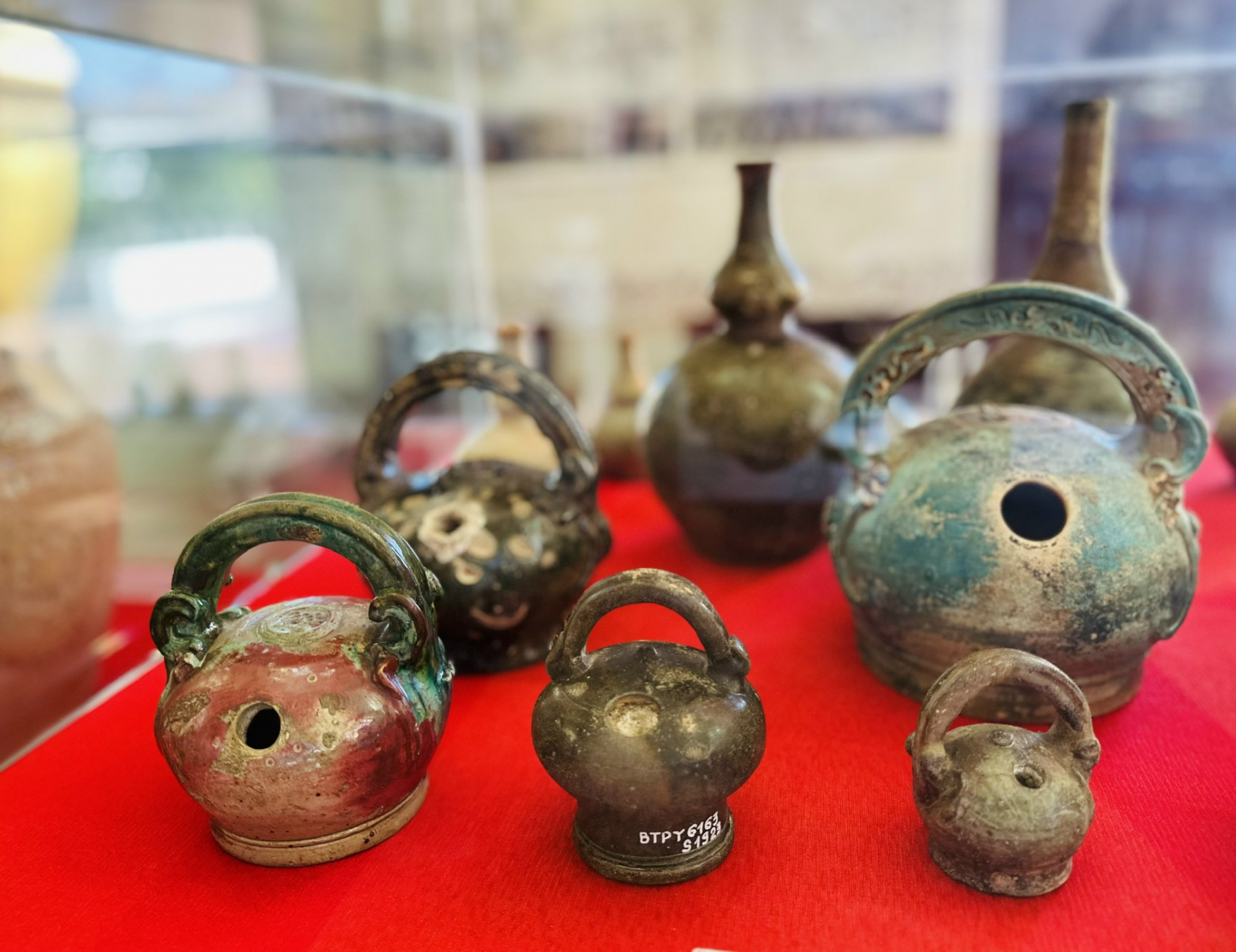 Quang Duc lime pots feature distinctive shell marking on their bodies and date back to the 18th -19th centuries
