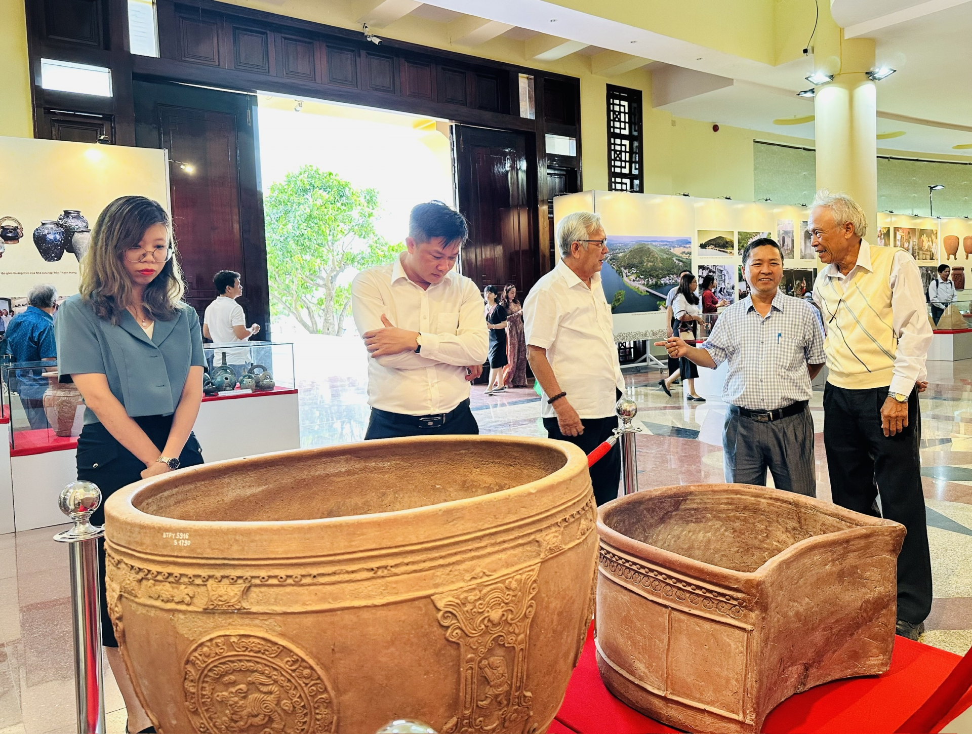 Researchers, antique collectors, etc. and young visitors admiring Quang Duc ceramic artifacts
