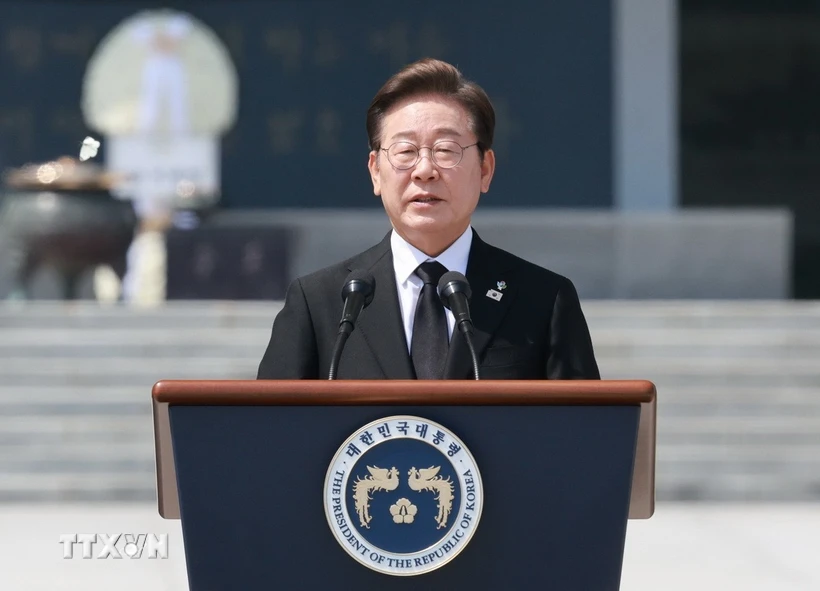 Tân Tổng thống Hàn Quốc Lee Jae Myung phát biểu tại lễ kỷ niệm Ngày Tưởng niệm ở Nghĩa trang Quốc gia Seoul ngày 6/6/2025. Ảnh: Yonhap/TTXVN