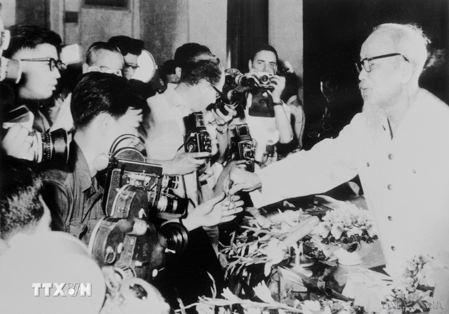 Chủ tịch Hồ Chí Minh gặp gỡ phóng viên các cơ quan báo chí trong và ngoài nước tại Thủ đô Hà Nội (5/1968). Ảnh: TTXVN