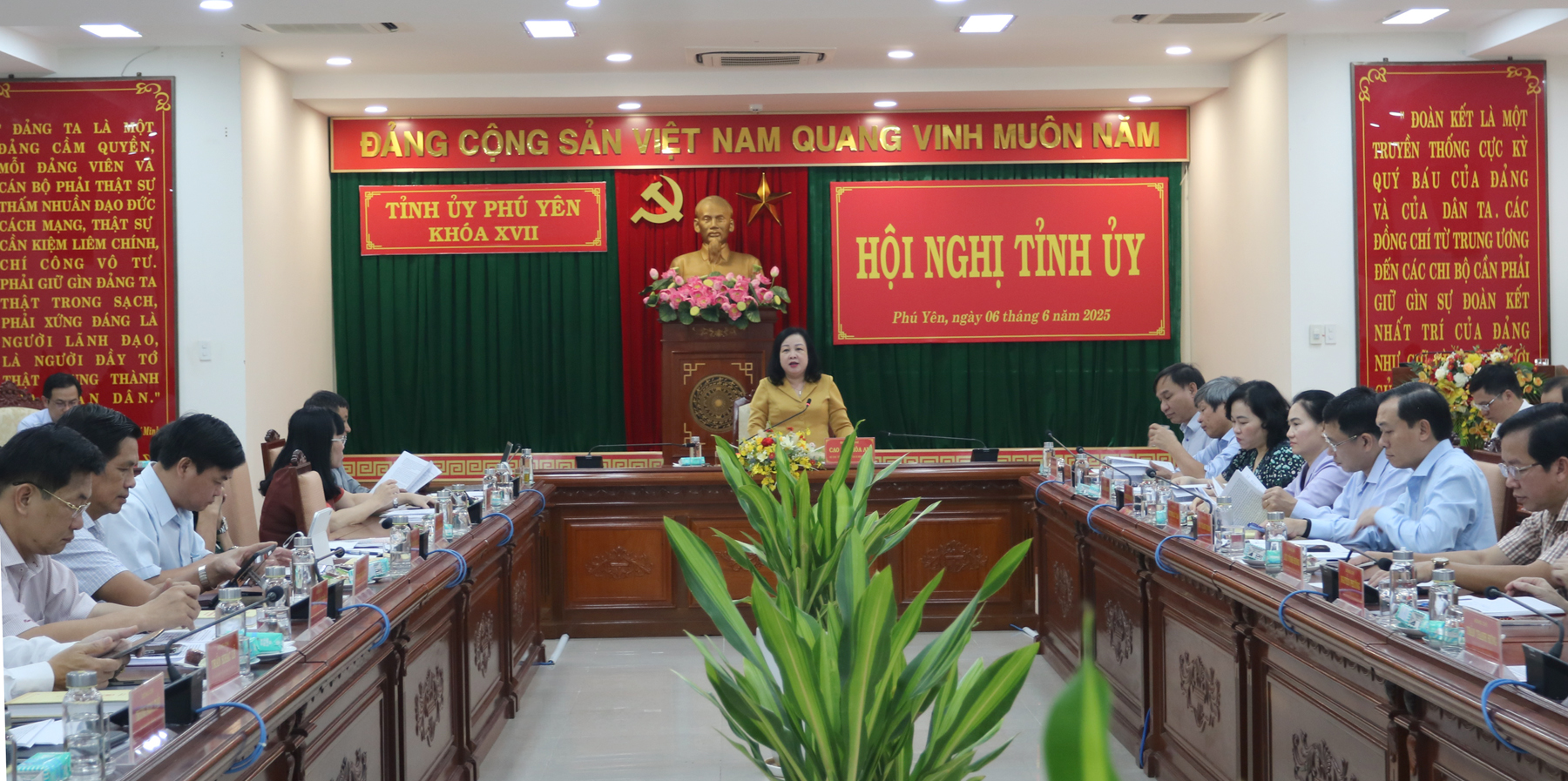 Comrade Cao Thi Hoa An, Secretary of the Provincial Party Committee and Chairwoman of the Provincial Peoples Council presiding over the conference