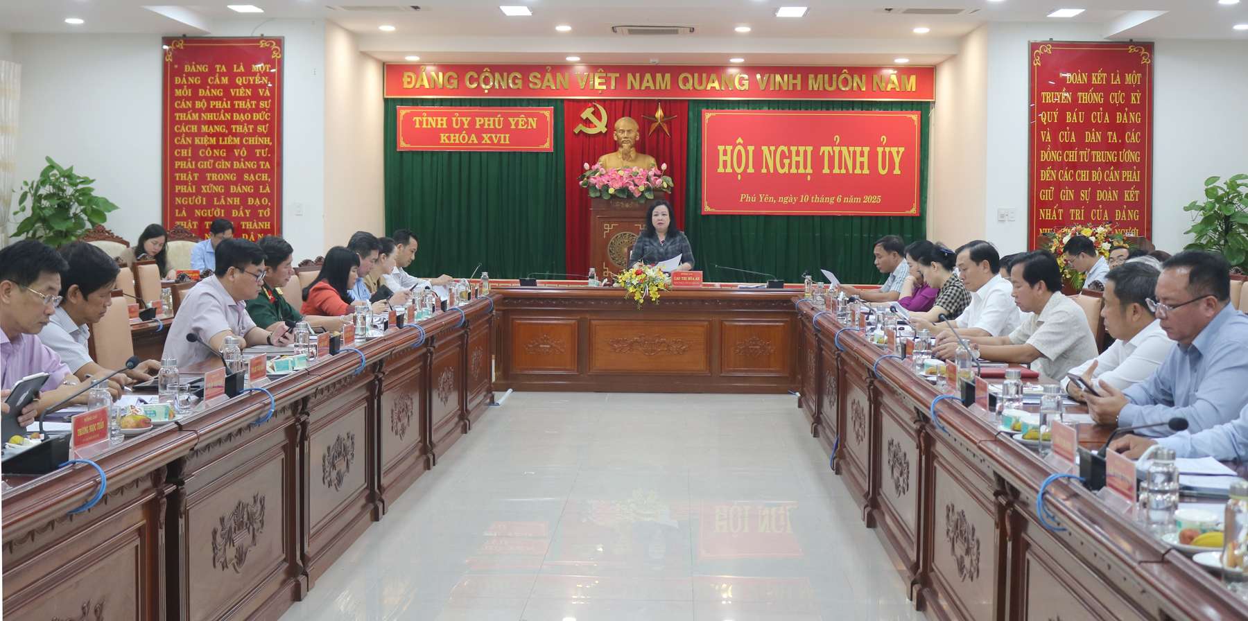 Secretary of the Provincial Party Committee Cao Thi Hoa An addressing the conference