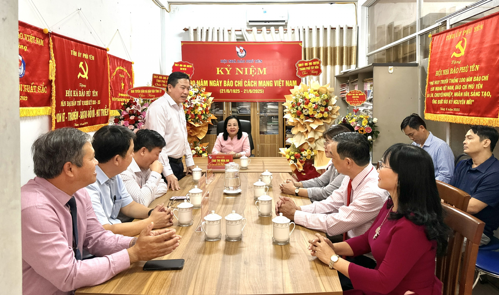 Đồng chí Trần Hữu Thế, Ủy viên Ban Thường vụ Tỉnh ủy, Chủ tịch Ủy ban MTTQVN tỉnh chúc mừng Hội Nhà báo tỉnh, đồng thời tiếp thu các ý kiến kiến nghị của hội. Ảnh: TRẦN QUỚI