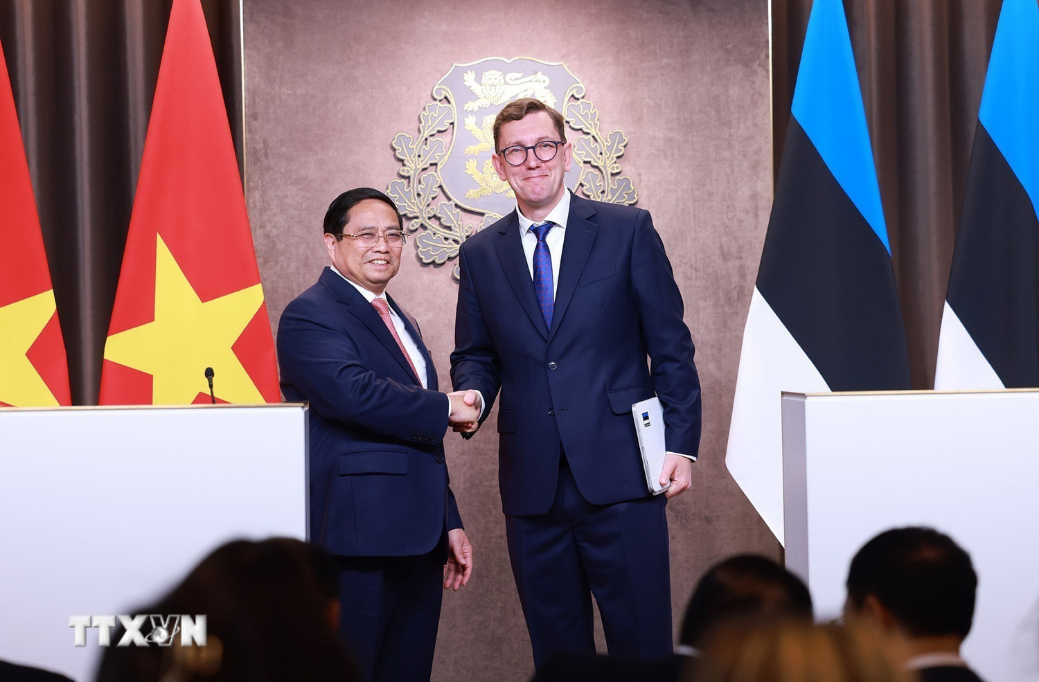 Thủ tướng Phạm Minh Chính và Thủ tướng Estonia Kristen Michal tại cuộc họp báo sau hội đàm. Ảnh: TTXVN