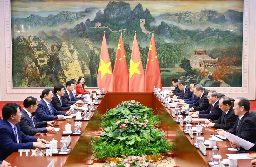 The talks between Prime Minister Pham Minh Chinh and Chinese Premier Li Qiang in Tianjin on June 24. Photo: VNA