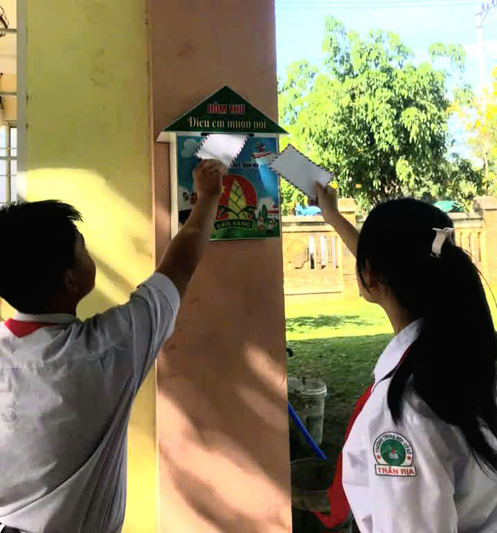 học sinh Trường THCS Trần Rịa tham gia gởi góp ý vào hòm thư Điều em muốn nói. Ảnh: CTV