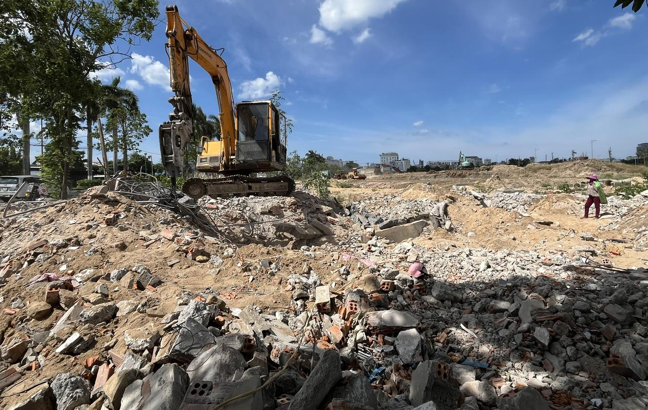 Workers demolishing the violated item to return the ground to the Ho Son Regulating Reservoir Project and surrounding infrastructure