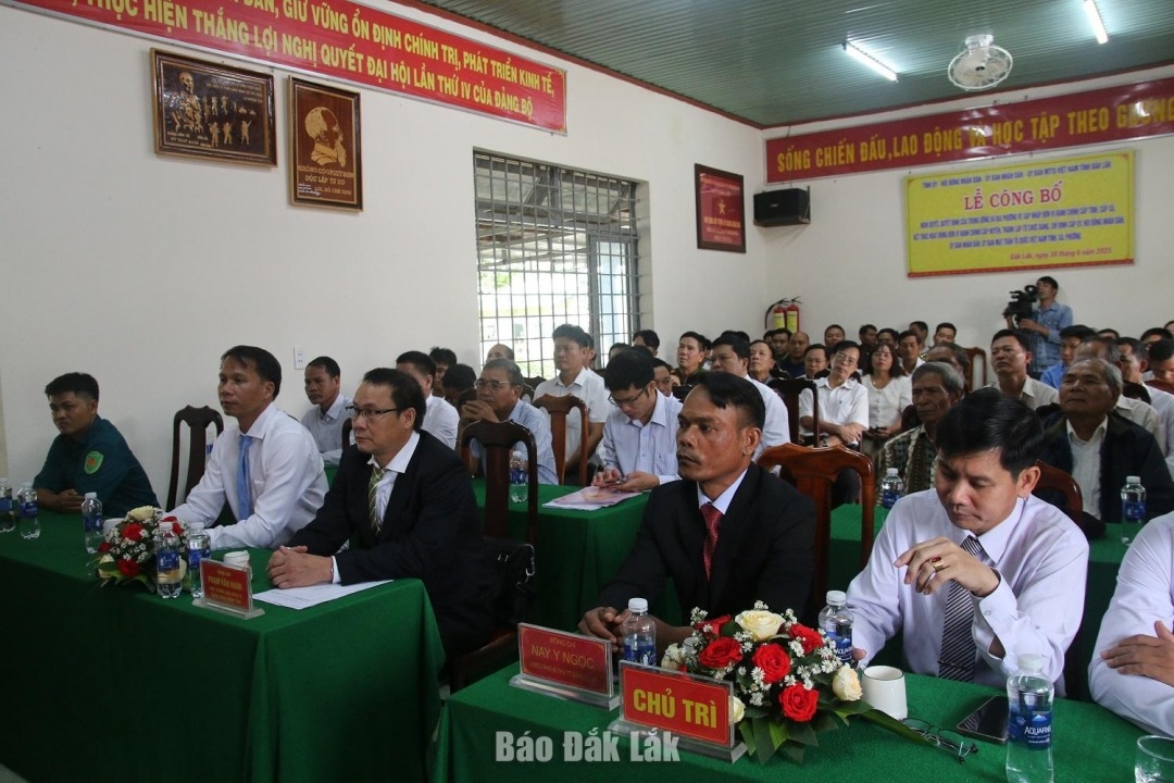 Đại biểu và người dân xã Nam Kar tham dự Hội nghị trực tuyến công bố các Nghị quyết, Quyết định của Trung ương, địa phương.