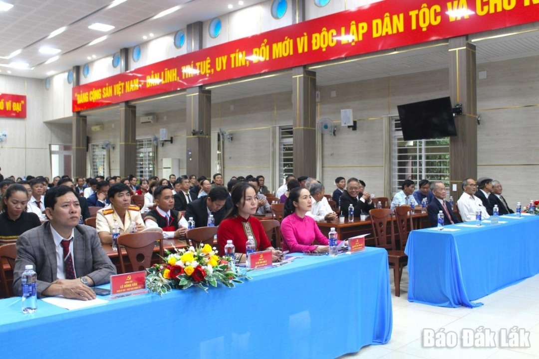 Các đại biểu tham dự ở điểm cầu xã Krông Năng.