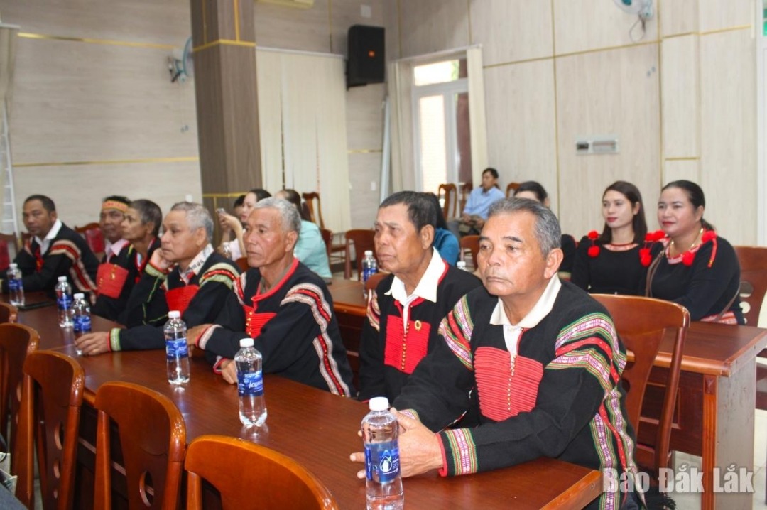 Người dân tham dự buổi lễ.
