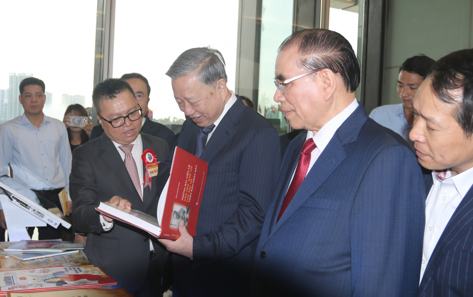 
Lãnh đạo Đảng, Nhà nước thăm các gian trưng bày tại Hội Báo toàn quốc. Ảnh: HÀ MY
