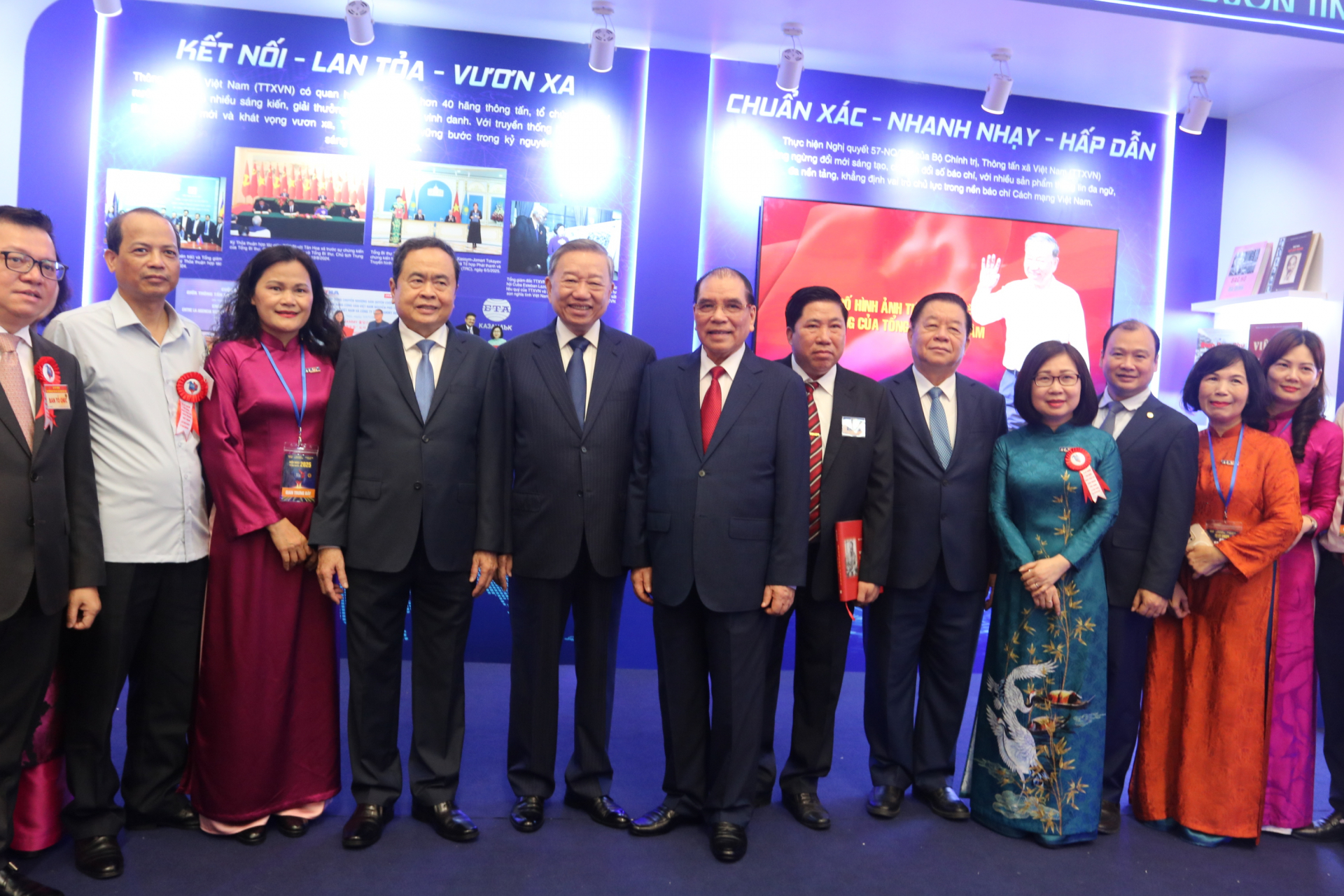 
Lãnh đạo Đảng, Nhà nước thăm các gian trưng bày tại Hội Báo toàn quốc. Ảnh: HÀ MY
