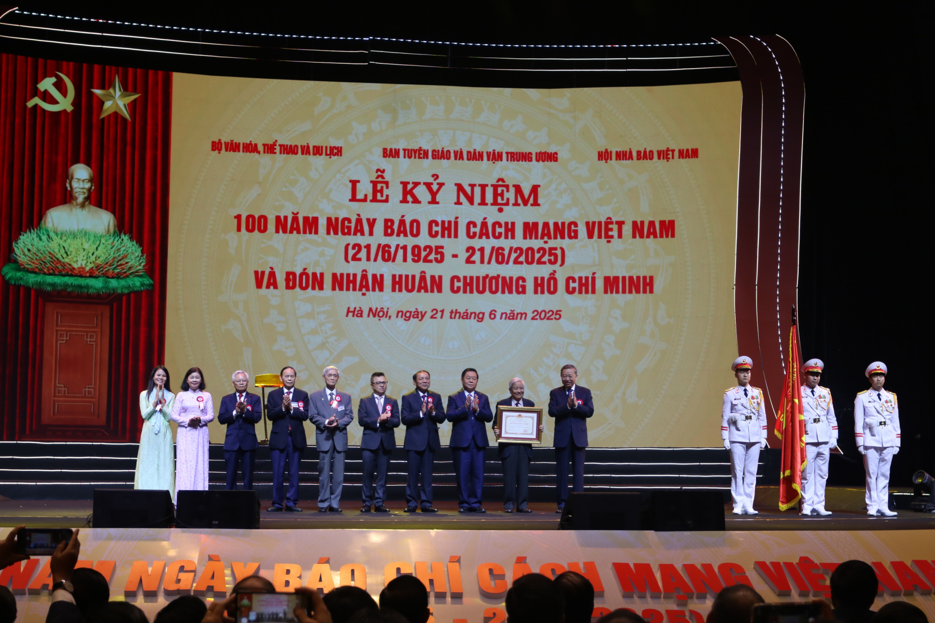 Ghi nhận những cống hiến to lớn cho sự nghiệp cách mạng của Đảng, vì lợi ích dân tộc, thay mặt lãnh đạo Đảng, Nhà nước, Tổng Bí thư Tô Lâm đã trao Huân chương Hồ Chí Minh lần thứ hai cho Báo chí cách mạng Việt Nam vào dịp kỷ niệm 100 năm Ngày Báo chí cách mạng Việt Nam. Ảnh: HÀ MY