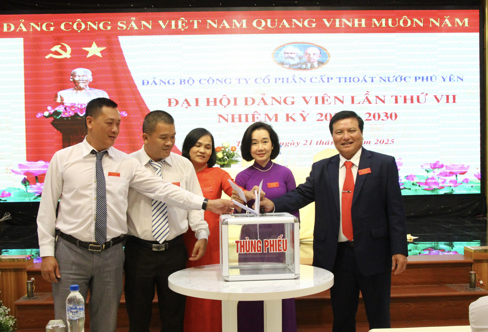 Các đại biểu bỏ phiếu bầu ban chấp hành khóa mới.