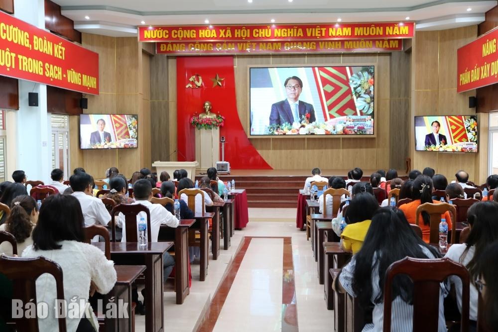 Các đại biểu tham tại điểm cầu phường Buôn Ma Thuột (mới).