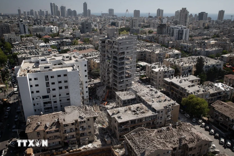 Những tòa nhà tại Bat Yam, Israel bị hư hại sau cuộc tấn công bằng tên lửa của Iran. Ảnh: THX/TTXVN