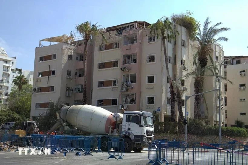 A residential building on Levy Eshkol Street in Tel Aviv is destroyed by a rocket strike in the early hours of June 16, 2025. Photo: VNA