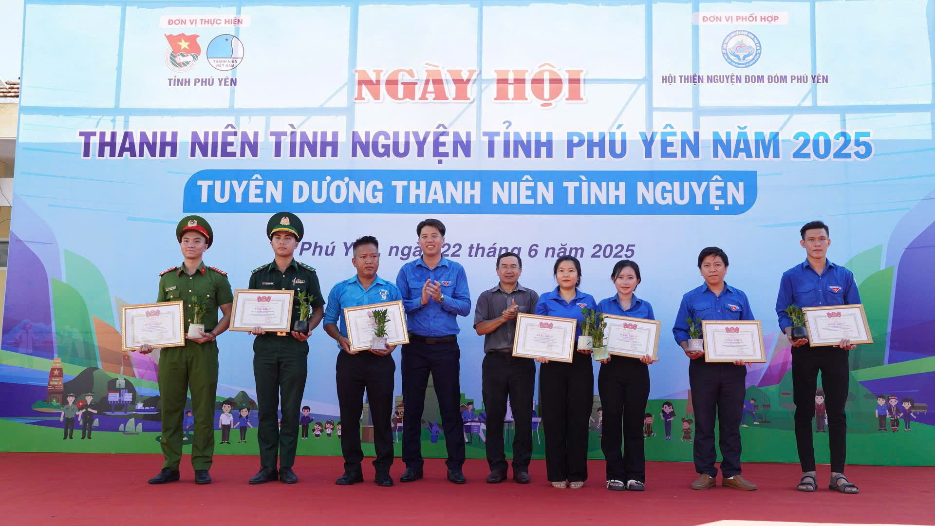 Sôi nổi Ngày hội thanh niên tình nguyện tỉnh Phú Yên