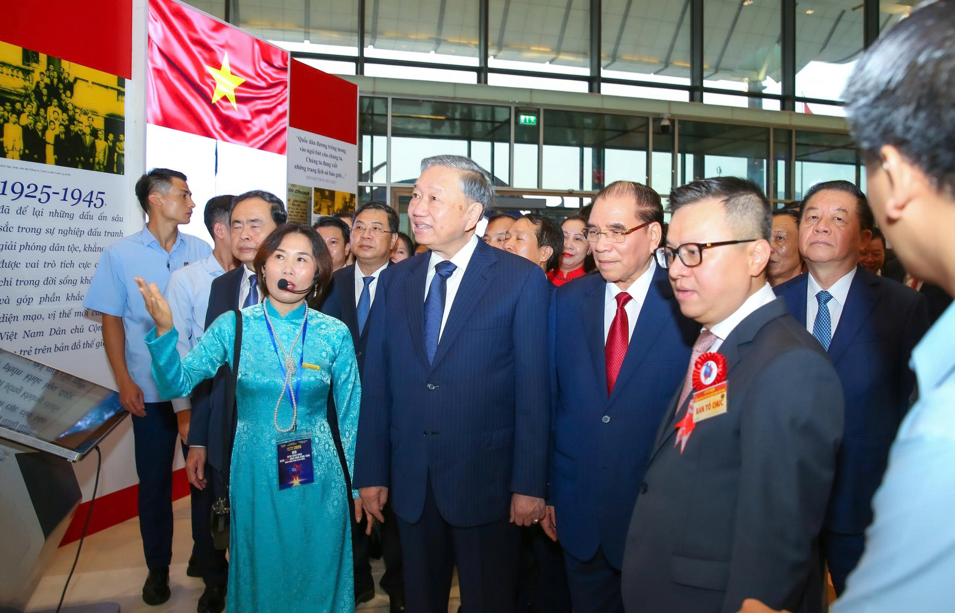 Tổng Bí thư Tô Lâm cùng các lãnh đạo Đảng, Nhà nước tham quan không gian trưng bày tại Hội báo toàn quốc năm 2025. Ảnh: HÀ MY
