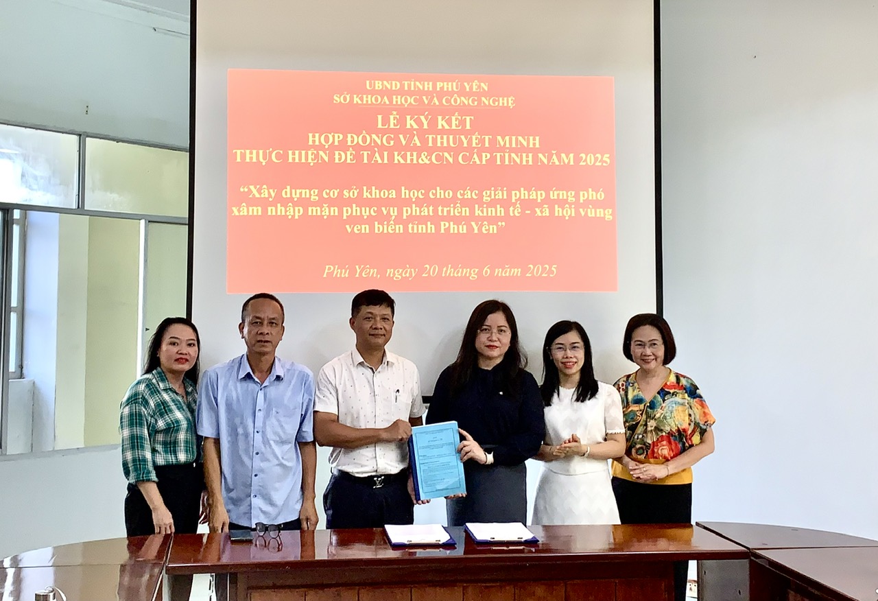 Giám đốc Sở KH-CN Đào Phạm Hoàng Quyên (thử ba từ trái sang) vào chủ nhiệm đề tài trao văn bản ký kết