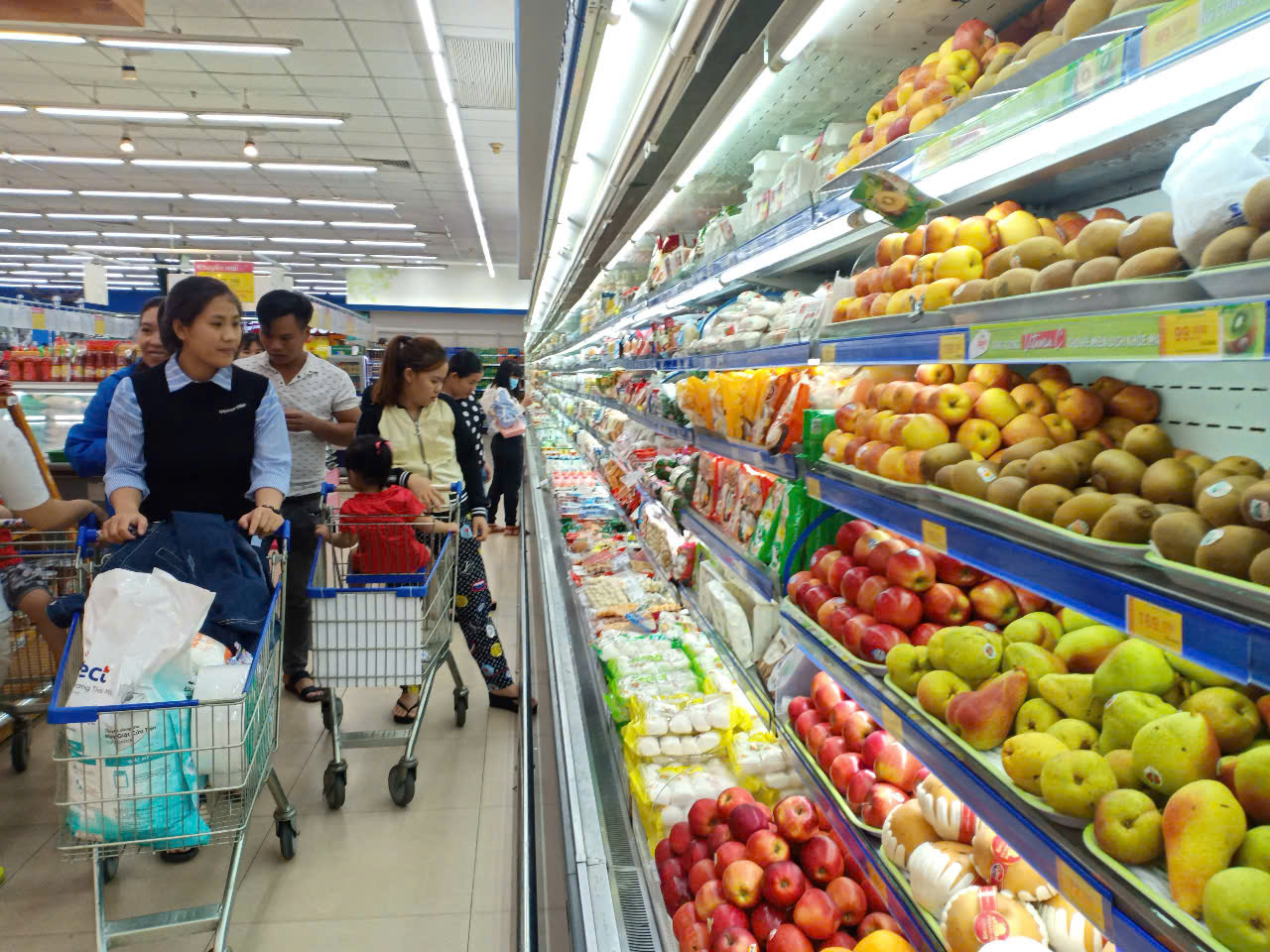 Người tiêu dùng Phú Yên chọn mua sản phẩm tại một trung tâm thương mại ở TP Tuy Hòa và thường xuyên 
áp dụng phương thức thanh toán không dùng tiền mặt. Ảnh: PV