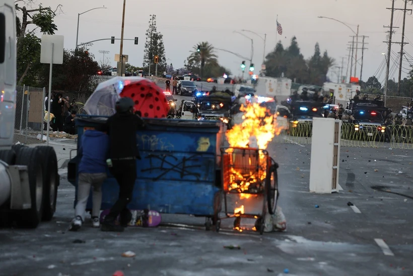 Mỹ: TP Los Angeles tiếp tục hỗn loạn