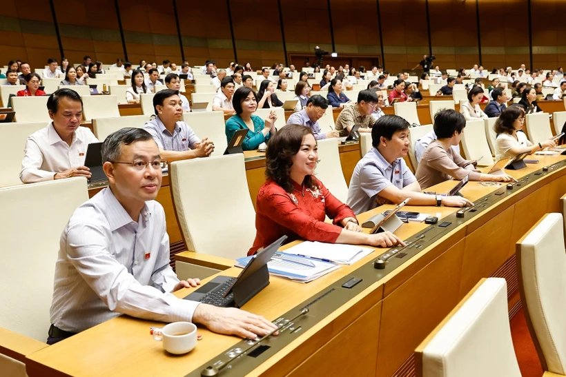 All 470 delegates present at the NAs 9th session vote in favour for the resolution amending key provisions of the Constitution of the Socialist Republic of Vietnam. Photo: VNA