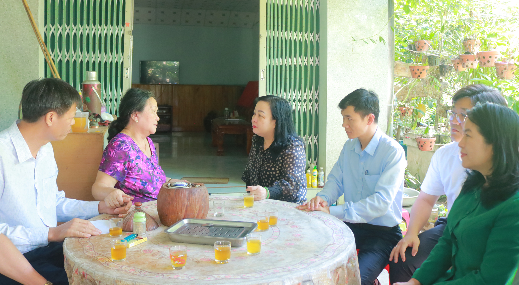 Secretary of the Provincial Party Committee Cao Thi Hoa An, along with the delegation, visited and presented gifts to wounded veteran Nguyen Thi Nhon in Xuan Son Nam Commune, Dong Xuan District