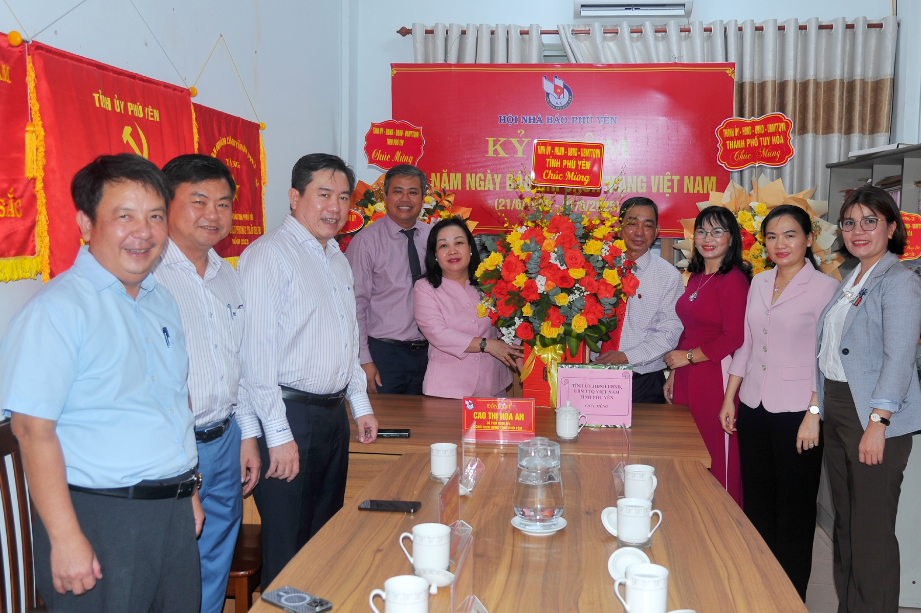 Đồng chí Cao Thị Hòa An, Bí thư Tỉnh ủy, Chủ tịch HĐND tỉnh và các đồng chí lãnh đạo tỉnh tặng hoa chúc mừng lãnh đạo Hội Nhà báo Phú Yên. Ảnh: NGỌC CHUNG