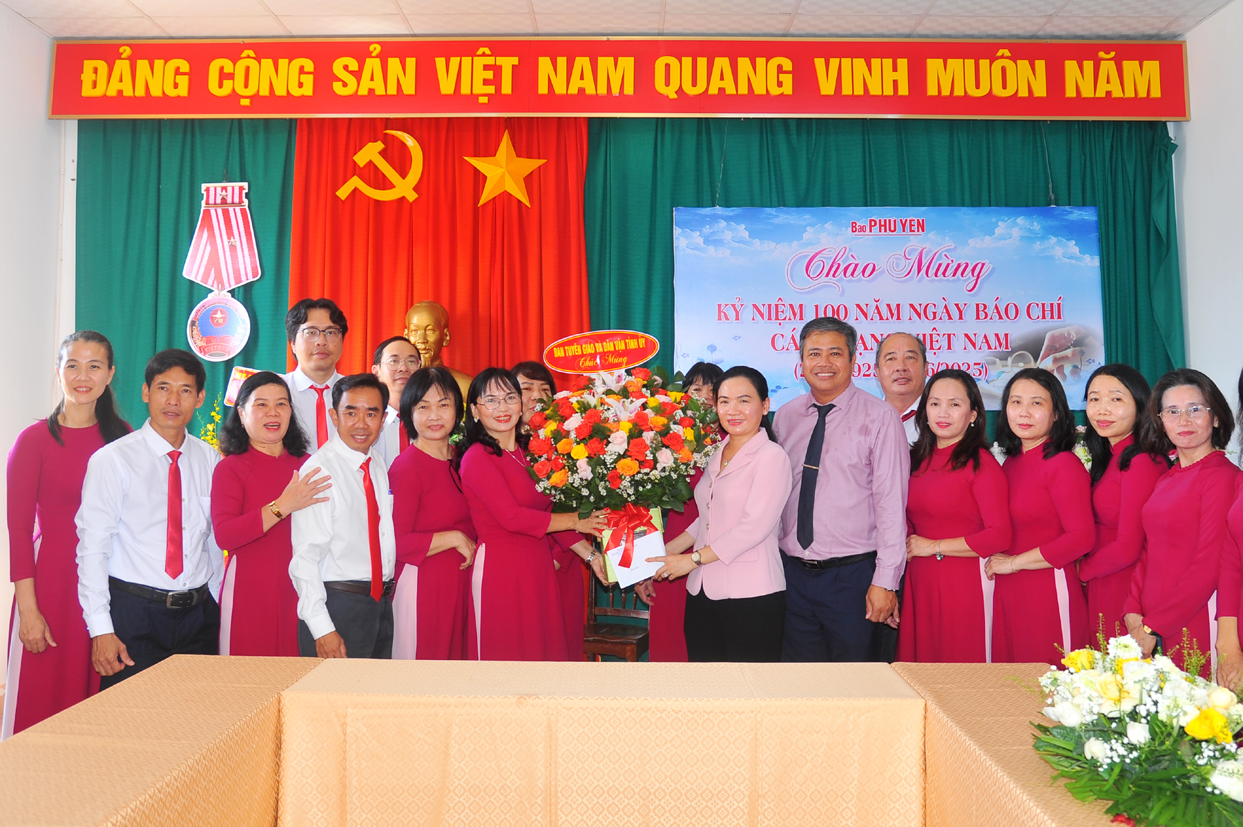 Đồng chí Đinh Thị Thu Thanh, Ủy viên Ban Thường vụ, Trưởng Ban Tuyên giáo và Dân vận Tỉnh ủy tặng hoa chúc mừng Báo Phú Yên nhân kỷ niệm 100 năm Ngày Báo chí cách mạng Việt Nam. Ảnh: ANH NGỌC