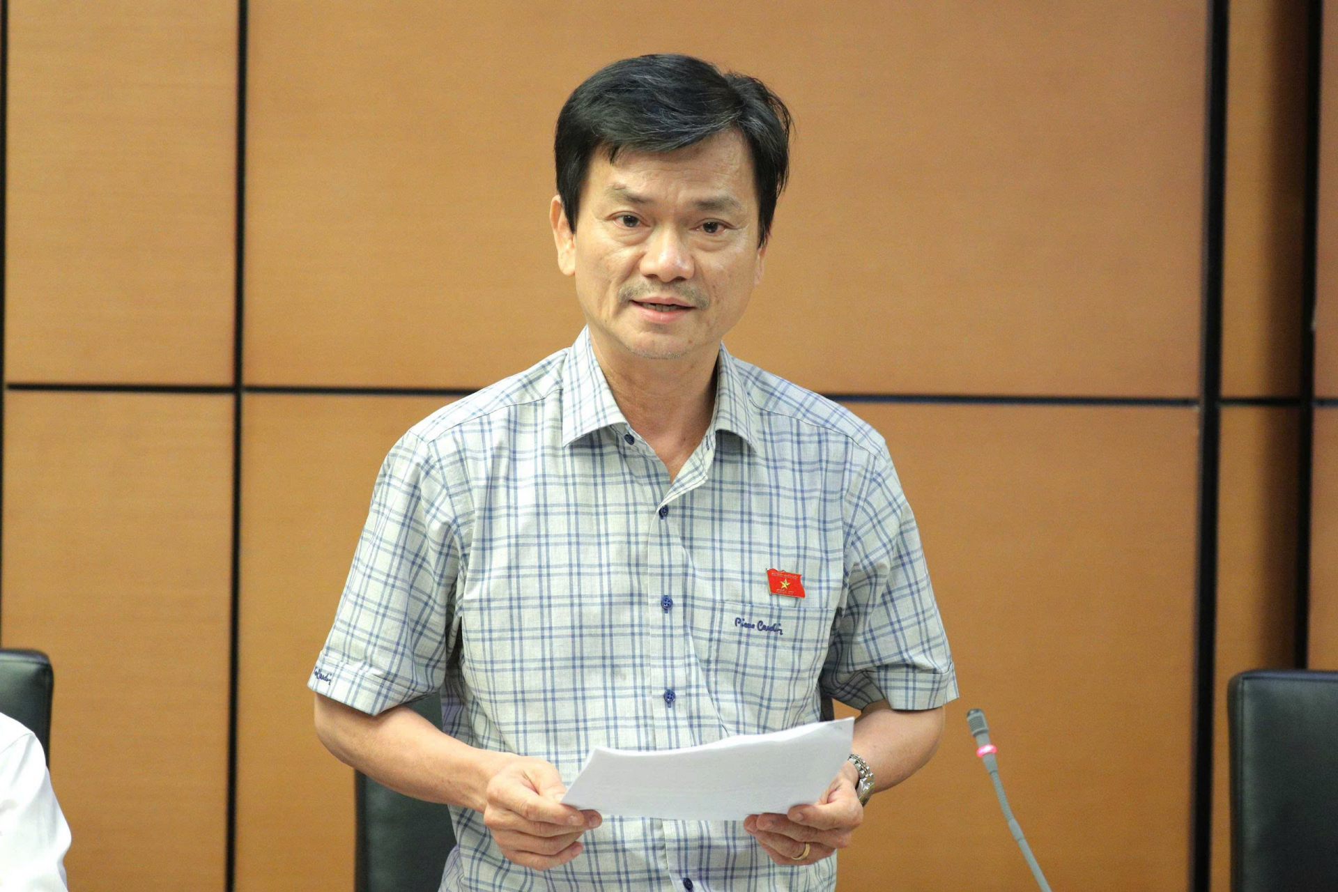 Đại biểu Dương Bình Phú góp ý hoàn thiện dự án Luật Chuyển giao người đang chấp hành án phạt tù. Ảnh: HIỀN MINH