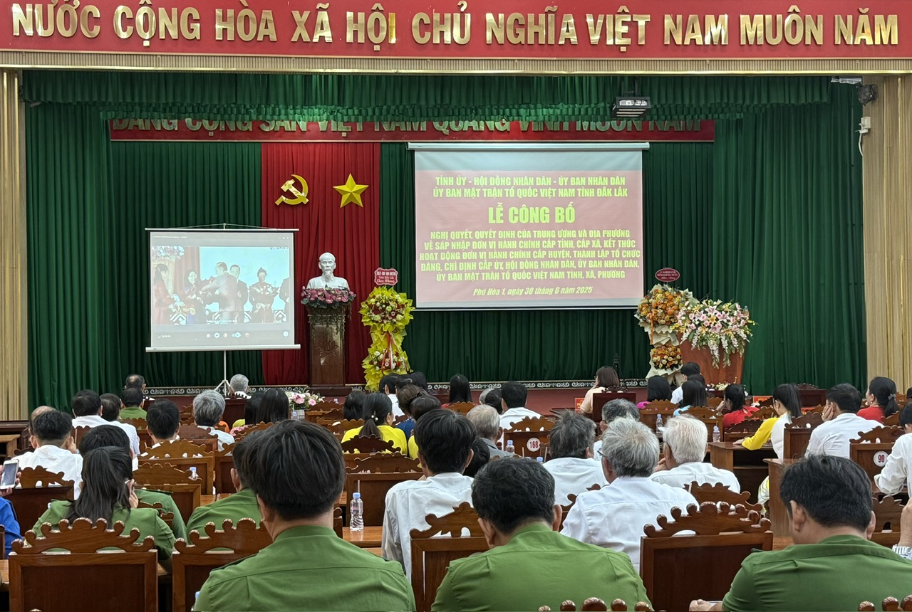 Quang cảnh buổi lễ tại xã Phú Hòa 1. Ảnh: NGỌC DUNG
