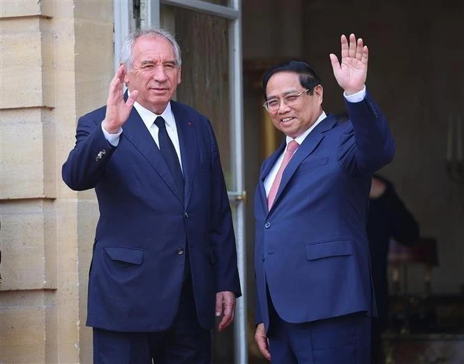 French Prime Minister Francois Bayrou (left) welcomes Prime Minister Pham Minh Chinh in Paris on June 10. Photo: VNA