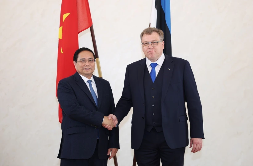 PM Pham Minh Chinh (left) meets with President of the Riigikogu (the Parliament of Estonia) Lauri Hussar on June 5. Photo: VNA