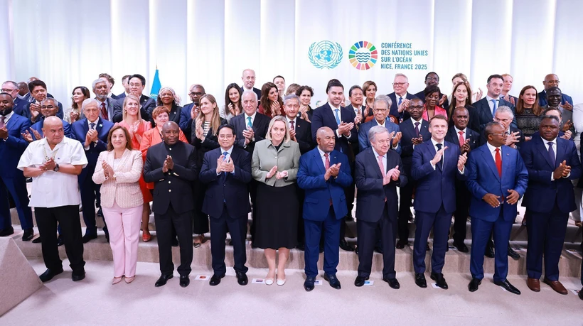 World leaders pose for a photo. Photo: VNA
