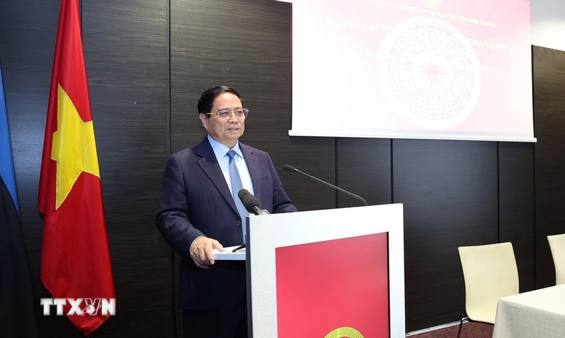 Thủ tướng Phạm Minh Chính phát biểu tại buổi gặp cán bộ, nhân viên Đại sứ quán và cộng đồng người Việt Nam tại Estonia. Ảnh: TTXVN